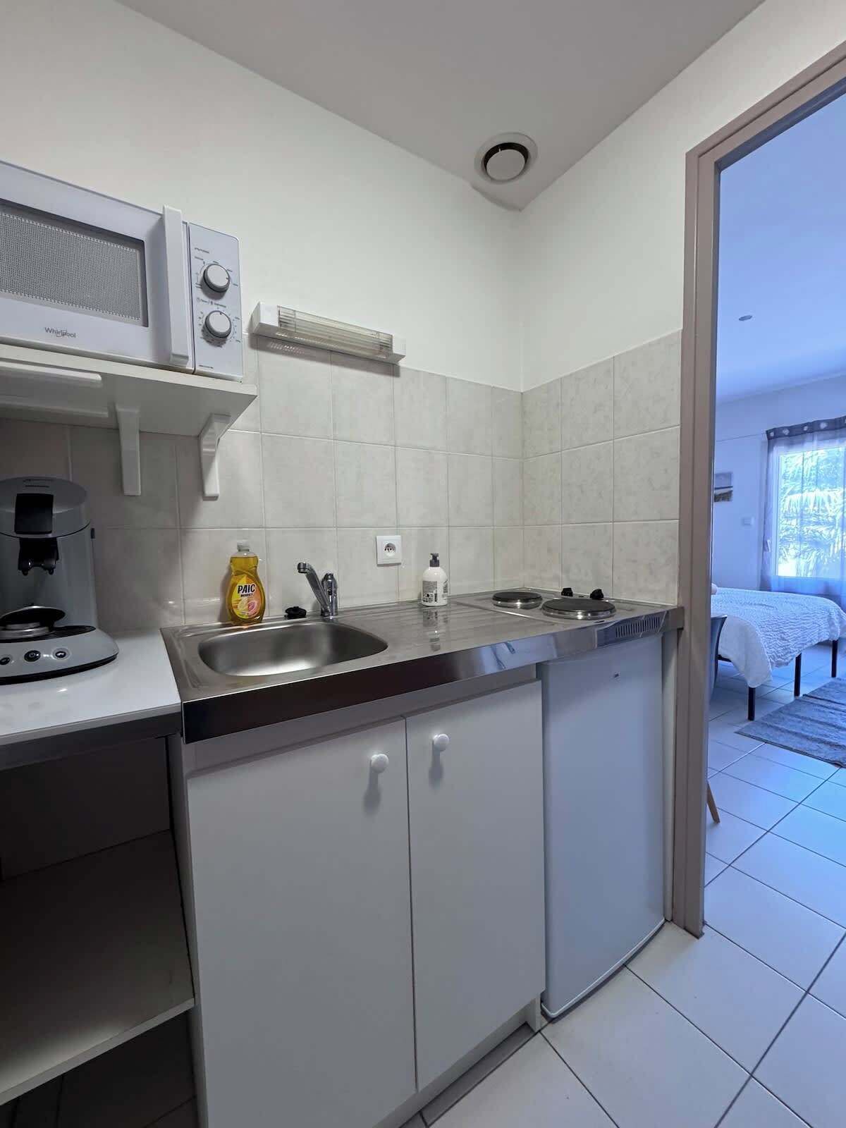 Refrigerador, microondas, parrilla de estufa y cafetera y tetera 