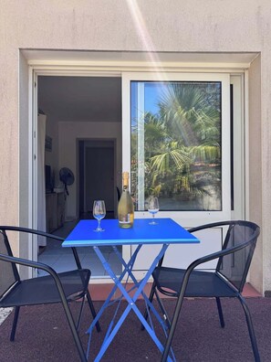 Outdoor dining - AppartHotel le Nid Marin (Aytré)