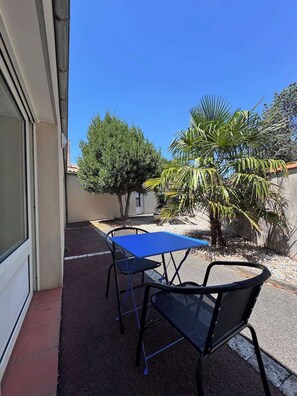 Outdoor dining - AppartHotel le Nid Marin (Aytré)