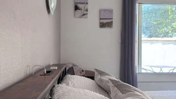 Iron/ironing board, WiFi, bed sheets