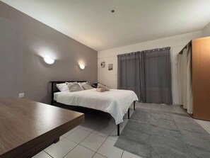 1 chambre, fer et planche à repasser, Wi-Fi, draps fournis