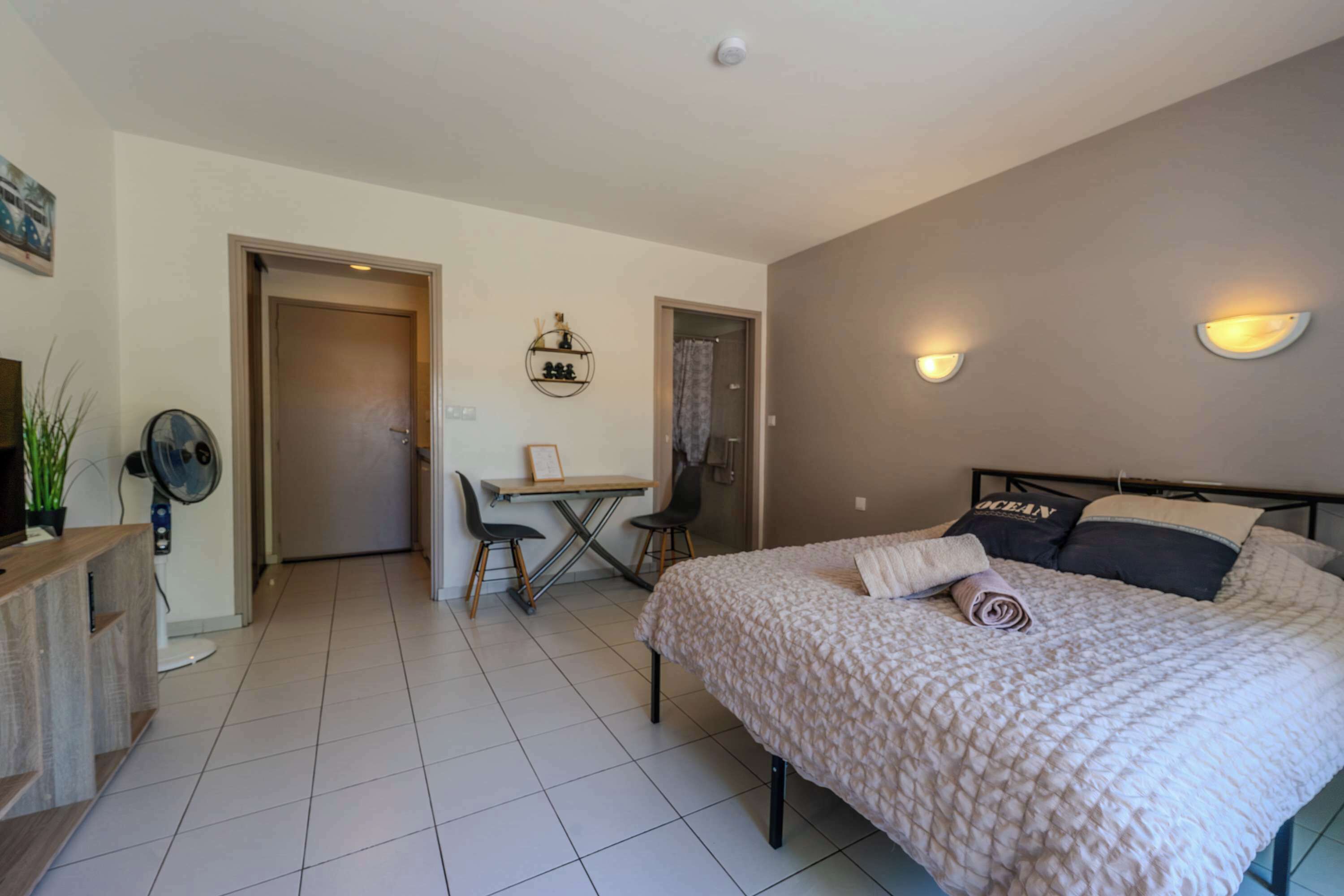 1 chambre, fer et planche à repasser, Wi-Fi, draps fournis