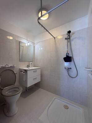 Shower, hair dryer - AppartHotel le Nid Marin (Aytré)