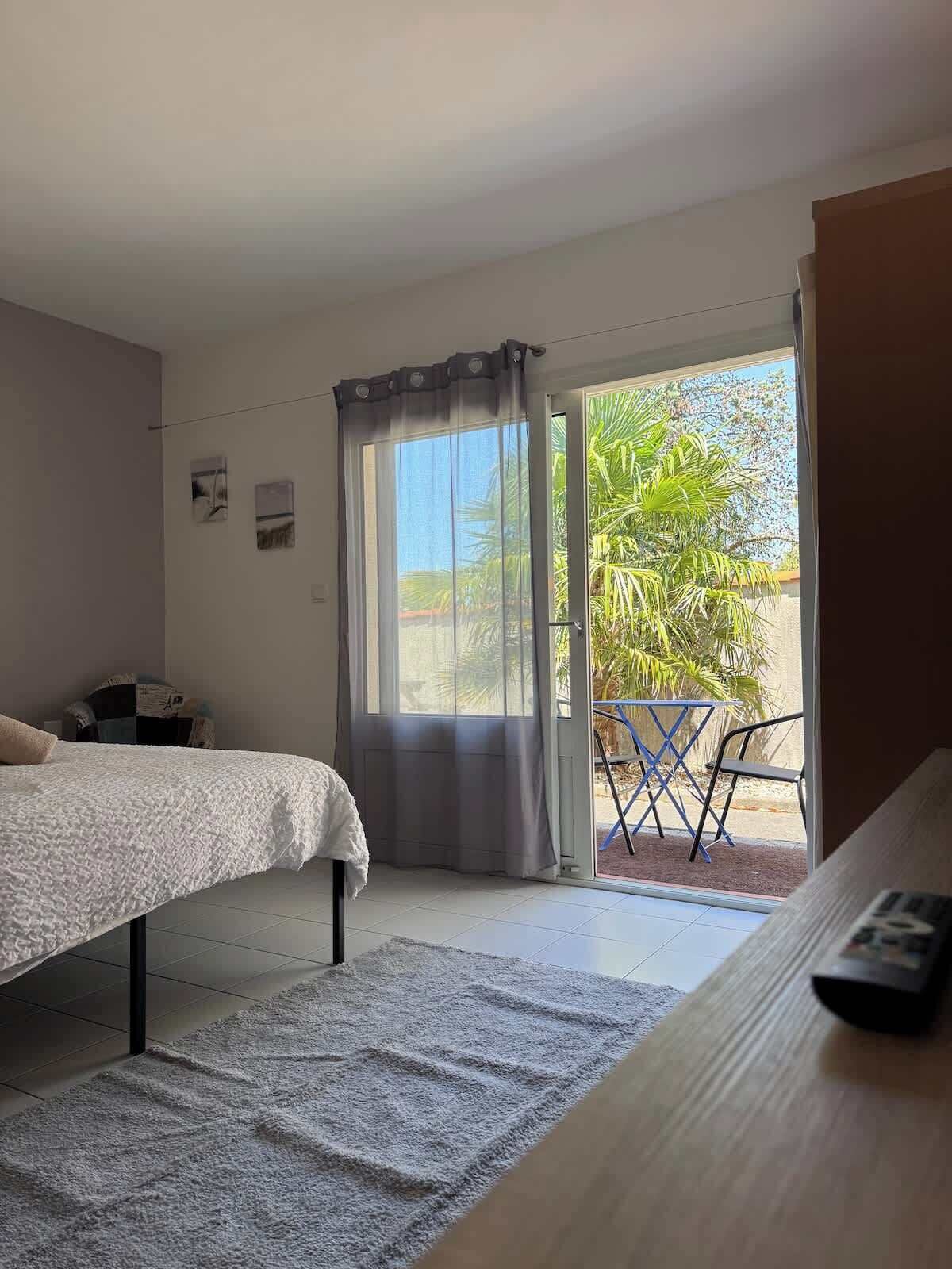 1 habitación, tabla de planchar con plancha, wifi y ropa de cama 