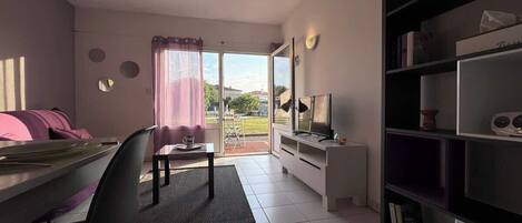 تلفزيون، كُتُب، مكتب