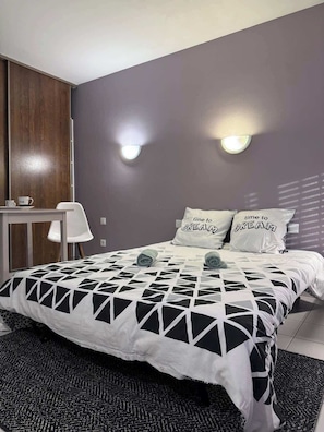 Työpöytä, Wi-Fi, vuodevaatteet, pääsy pyörätuolilla