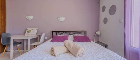 1 habitación, escritorio, wifi y ropa de cama