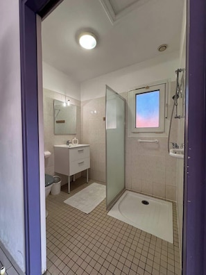 Suihku, hiustenkuivaaja, pyyhkeet