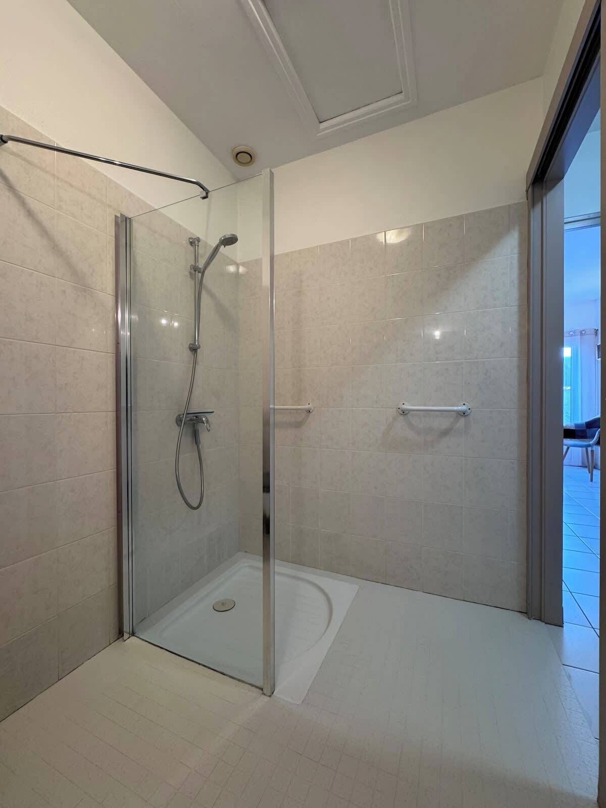 Douche, sèche-cheveux, serviettes fournies