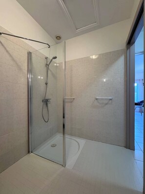 Shower, hair dryer, towels, shampoo - AppartHotel des Coquillages - Kiwi Residence (Aytré)