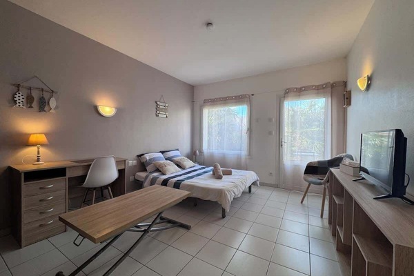 Salle à vivre. Avec un lit 140, de quoi travailler, linge de lit fournis et serviette de bain également.