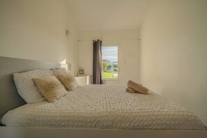 1 dormitori, escriptori i planxa i posts de planxar 