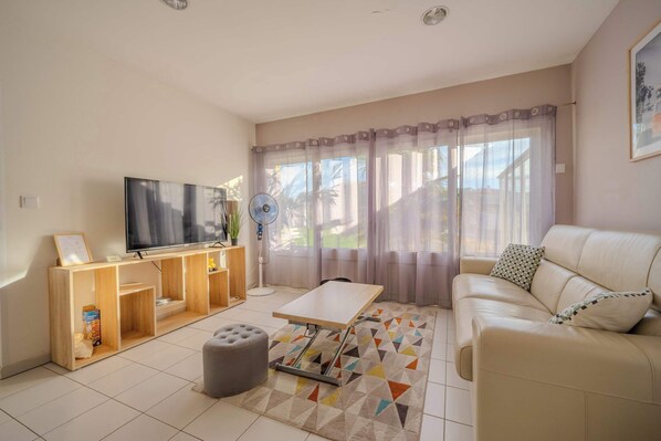 TV, bøker og kontorer