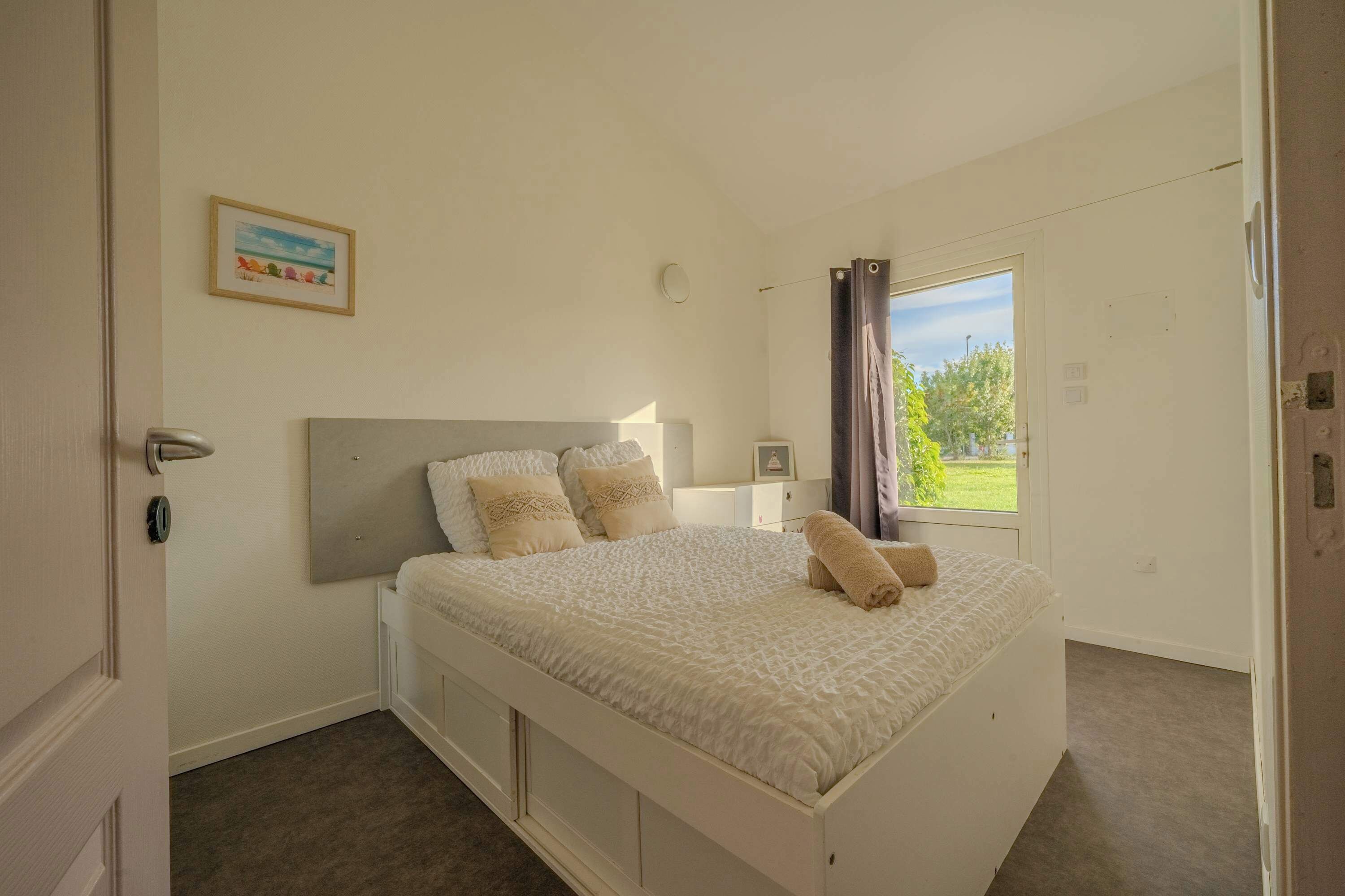 1 chambre, bureau, fer et planche à repasser, lit parapluie