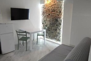 Smart TV, books - SageGreən Flat (Genova)