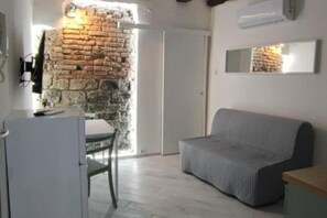 Smart TV, books - SageGreən Flat (Genova)