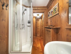 Shower, hair dryer, bidet, towels - Angiolina Charming Apartment R&R (Cortina d´Ampezzo)
