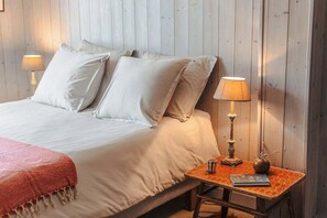 Fer et planche à repasser, lit parapluie, Wi-Fi, draps fournis