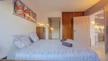 Iron/ironing board, travel crib, WiFi, bed sheets