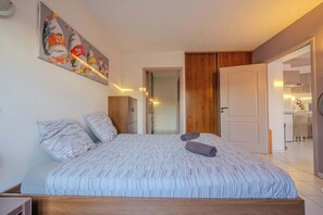 Een strijkplank/strijkijzer, reisbedje, wifi, beddengoed