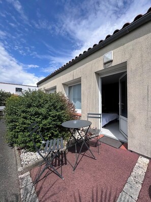 Outdoor dining - Appart-Hotel du drapeau bleu Residence Kiwi (Aytré)