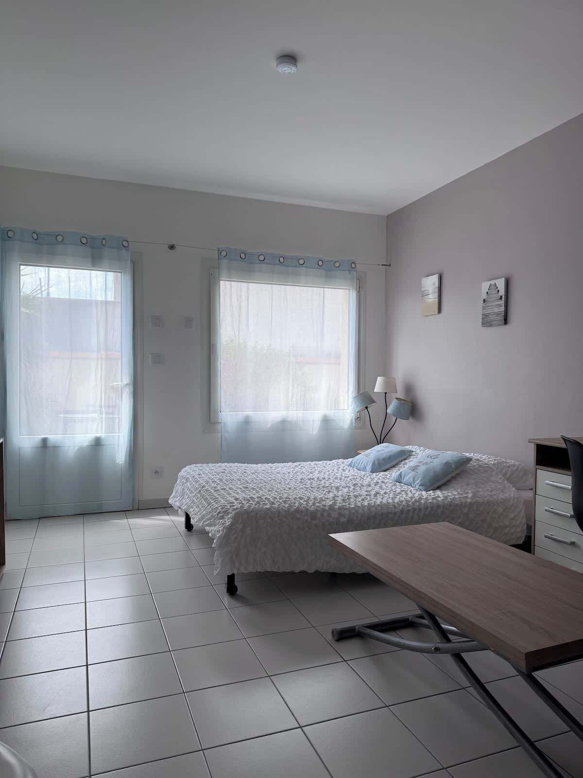 Silitysrauta/-lauta, vauvan matkasänky, Wi-Fi, vuodevaatteet