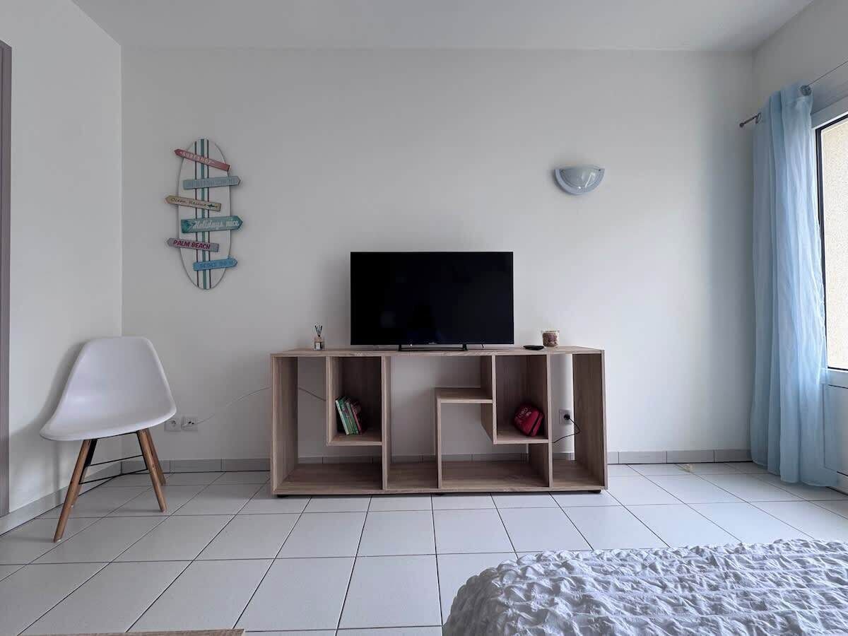 Een strijkplank/strijkijzer, reisbedje, wifi, beddengoed