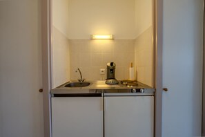 Réfrigérateur, micro-ondes, plaque de cuisson, bouilloire électrique