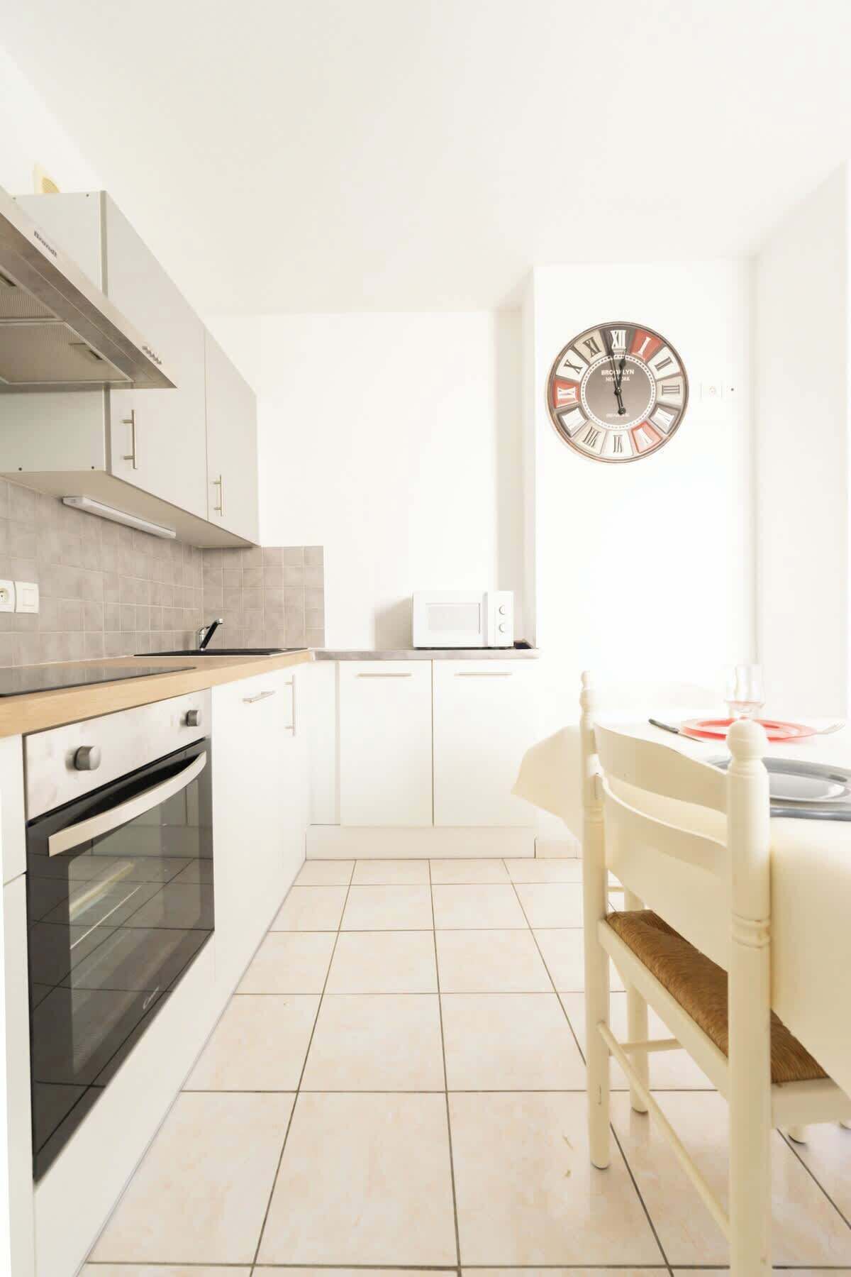 Réfrigérateur, micro-ondes, four, plaque de cuisson