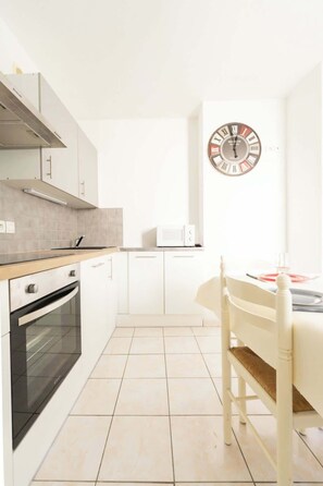 Fridge, microwave, oven, stovetop - Appart des Tours Residence des Marees (Aytré)