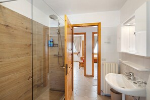 Shower, free toiletries, hair dryer, towels - Apartment 'Baita Angela' with Mountain View, Balcony and Wi-Fi (Livigno)