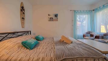 Travel crib, WiFi, bed sheets, wheelchair access