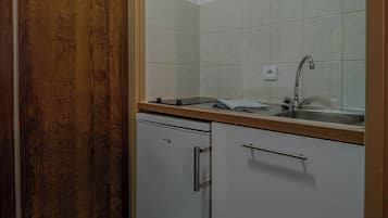 Réfrigérateur, micro-ondes, plaque de cuisson, cafetière/bouilloire