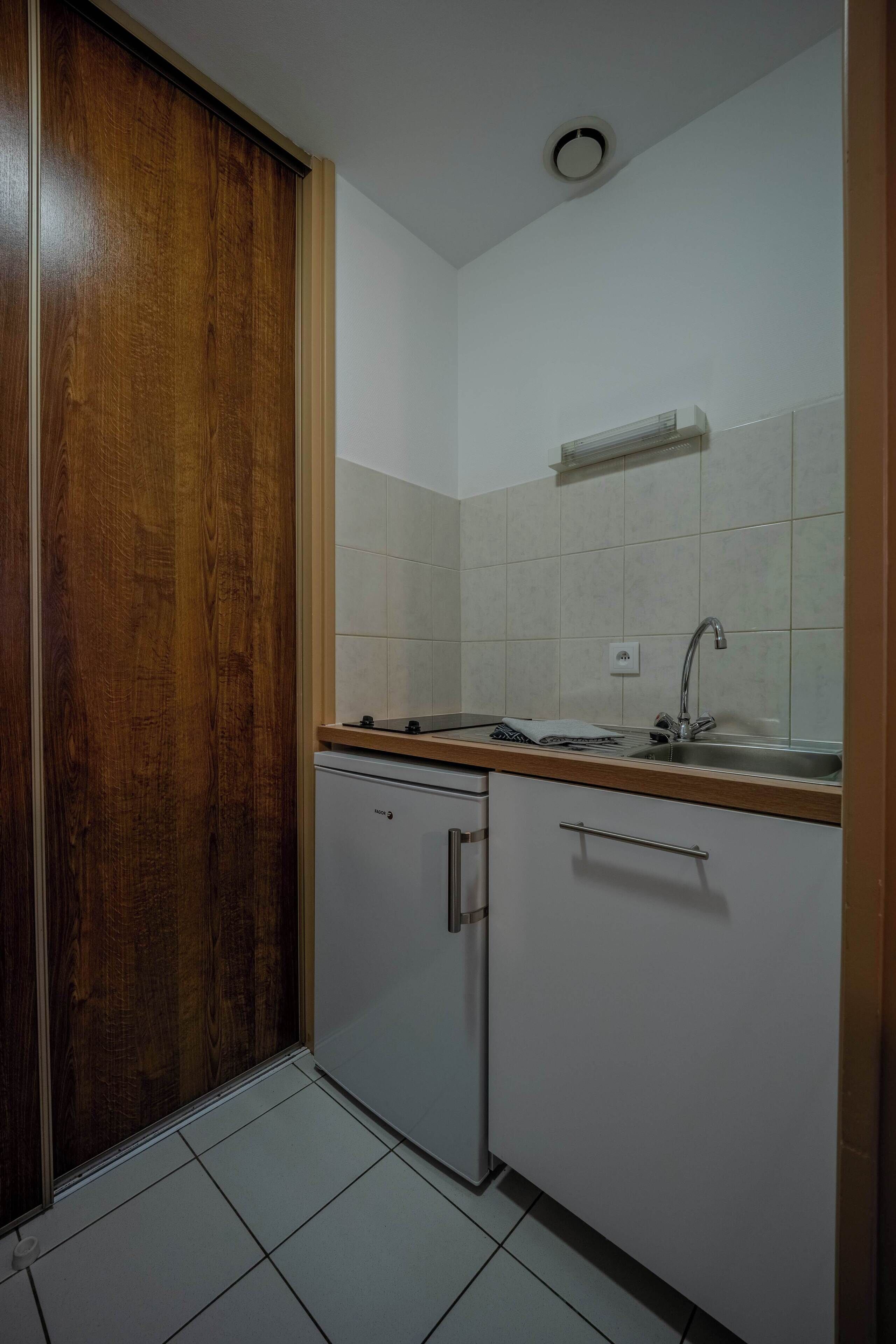 Refrigerador, microondas, parrilla de estufa y cafetera y tetera 