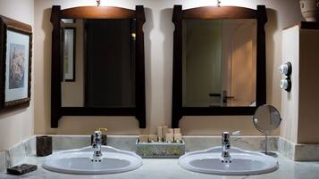 Apartamento, vistas al patio | Baño | Cabezal de ducha tipo lluvia y artículos de higiene personal gratuitos