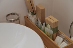 Quadruple Room, Garden View | Bathroom amenities | Shower, hair dryer, towels, soap - Casa Rural Tres Ventas (Brazatortas)