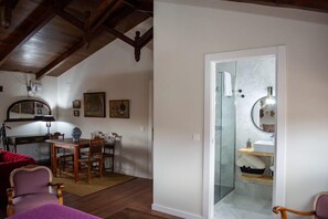 Suite estudio Deluxe, vistas al jardín | Baño | Ducha, secador de pelo, toallas y jabón