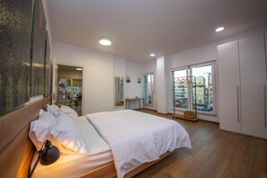 Leilighet, 2 soverom, balkong, byutsikt | Skrivebord, blendingsgardiner, strykejern/-brett og wi-fi (inkludert)