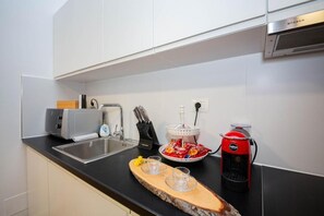 شقة - غرفتا نوم - بشرفة - منظر للمدينة | مطبخ خاص | ثلاجة، ميكروويف، موقد طهي مسطح، ماكينة لصنع الإسبريسو