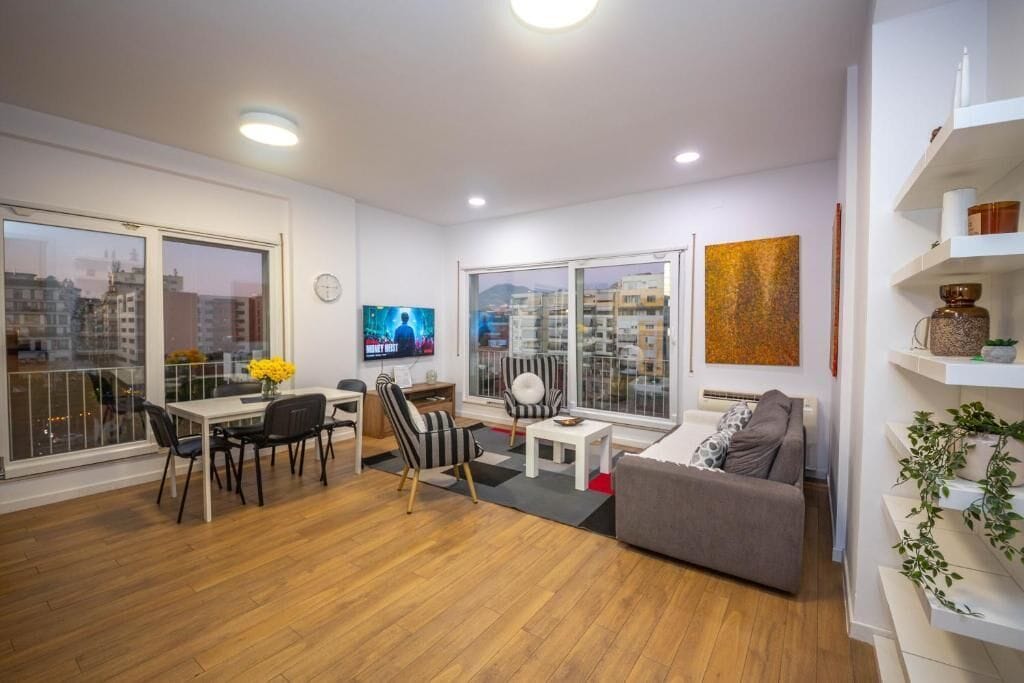 Apartamento, 2 quartos, sacada, vista para a cidade | Área de estar | TV de tela plana 41 polegadas com canais a cabo, Netflix