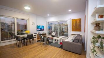 Apartamento, 2 quartos, sacada, vista para a cidade | Área de estar | TV de tela plana 41 polegadas com canais a cabo, Netflix