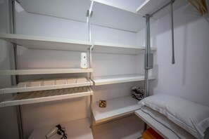 شقة - غرفة نوم واحدة - منظر للمدينة | مكتب وستائر تعتيم ومكواة/لوح كي وواي فاي مجانًا