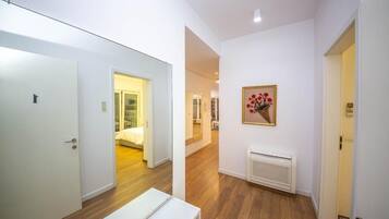 Apartamento, 2 quartos, sacada, vista para a cidade | Escrivaninha, cortinas blackout, ferros/tábuas de passar roupa