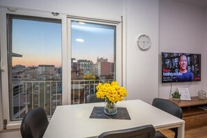 Apartemen, 2 kamar tidur, balkon, pemandangan kota | Area keluarga | Televisi layar datar 41-inci dengan saluran TV kabel dan Netflix