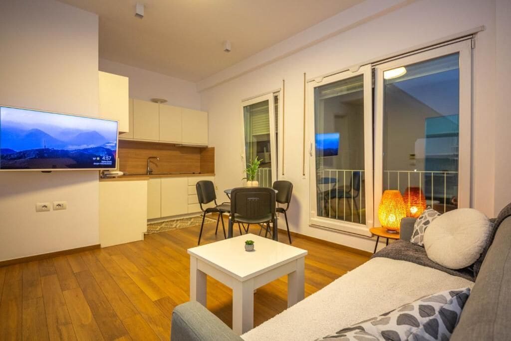 Apartment, 1 Bedroom, City View | Living area | 41-inch flat-screen TV with cable channels, Netflix, streaming services