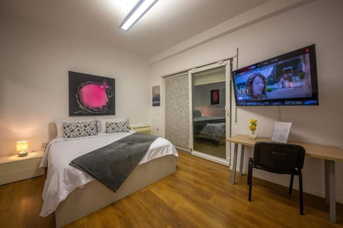 Escritorio, cortinas blackout y tabla de planchar con plancha 