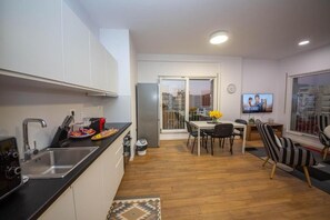 Apartamento, 2 habitaciones, balcón, vistas a la ciudad | Cocina privada | Frigorífico, microondas, placa de cocina y máquina de café espresso