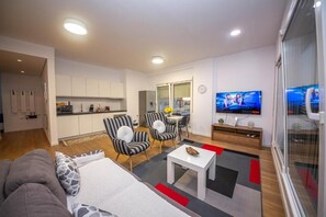 شقة - غرفتا نوم - بشرفة - منظر للمدينة | منطقة المعيشة | تلفزيون بشاشة مسطحة، برامج وأفلام نتفليكس، خدمات بث