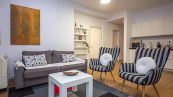 Apartment, 2 Schlafzimmer, Balkon, Stadtblick | Wohnbereich | 41-Zoll-Flachbildfernseher mit Kabelempfang, Netflix, Streaming-Dienste