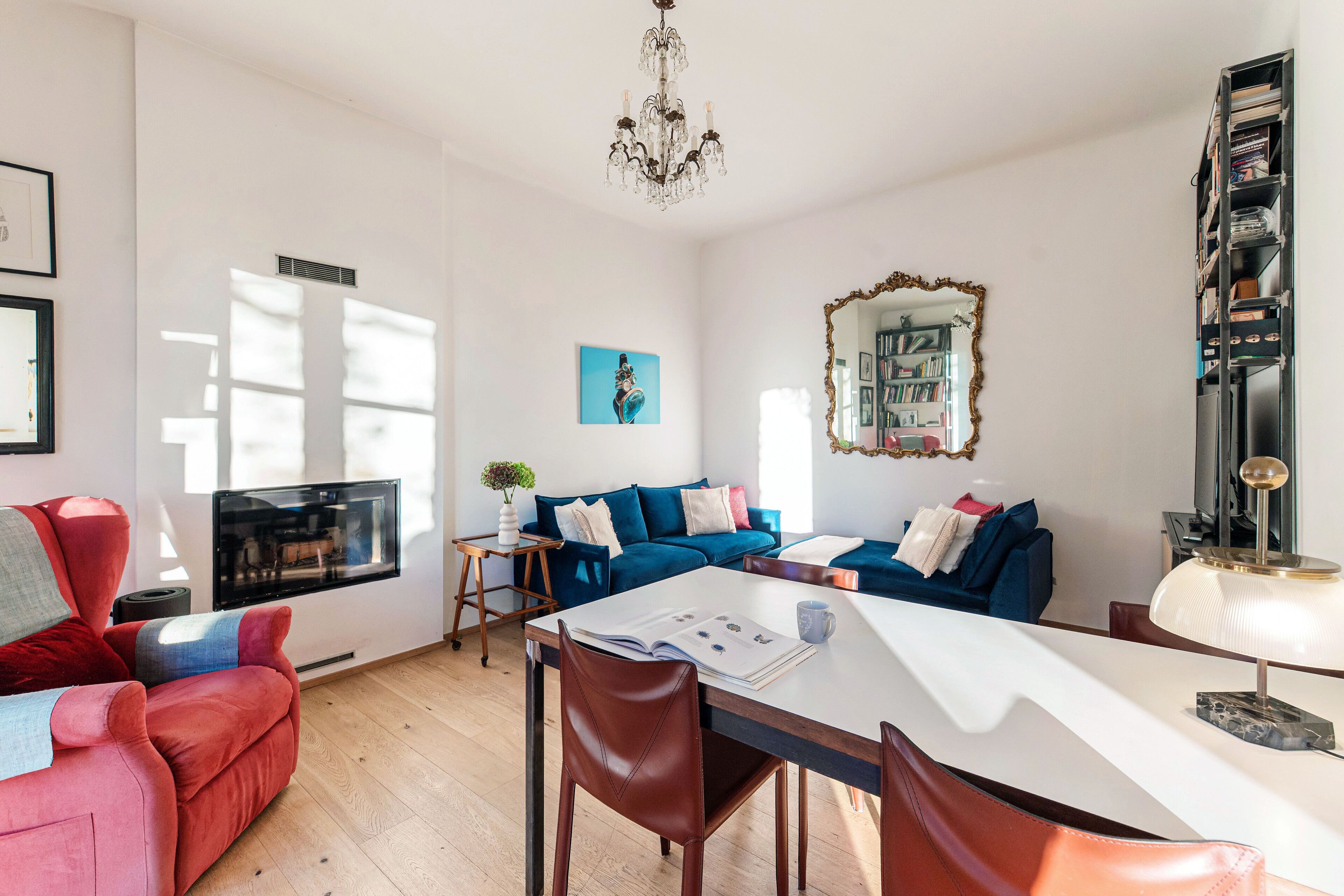 Appartamento, vista montagna | Area soggiorno | TV 30 pollici con canali digitali